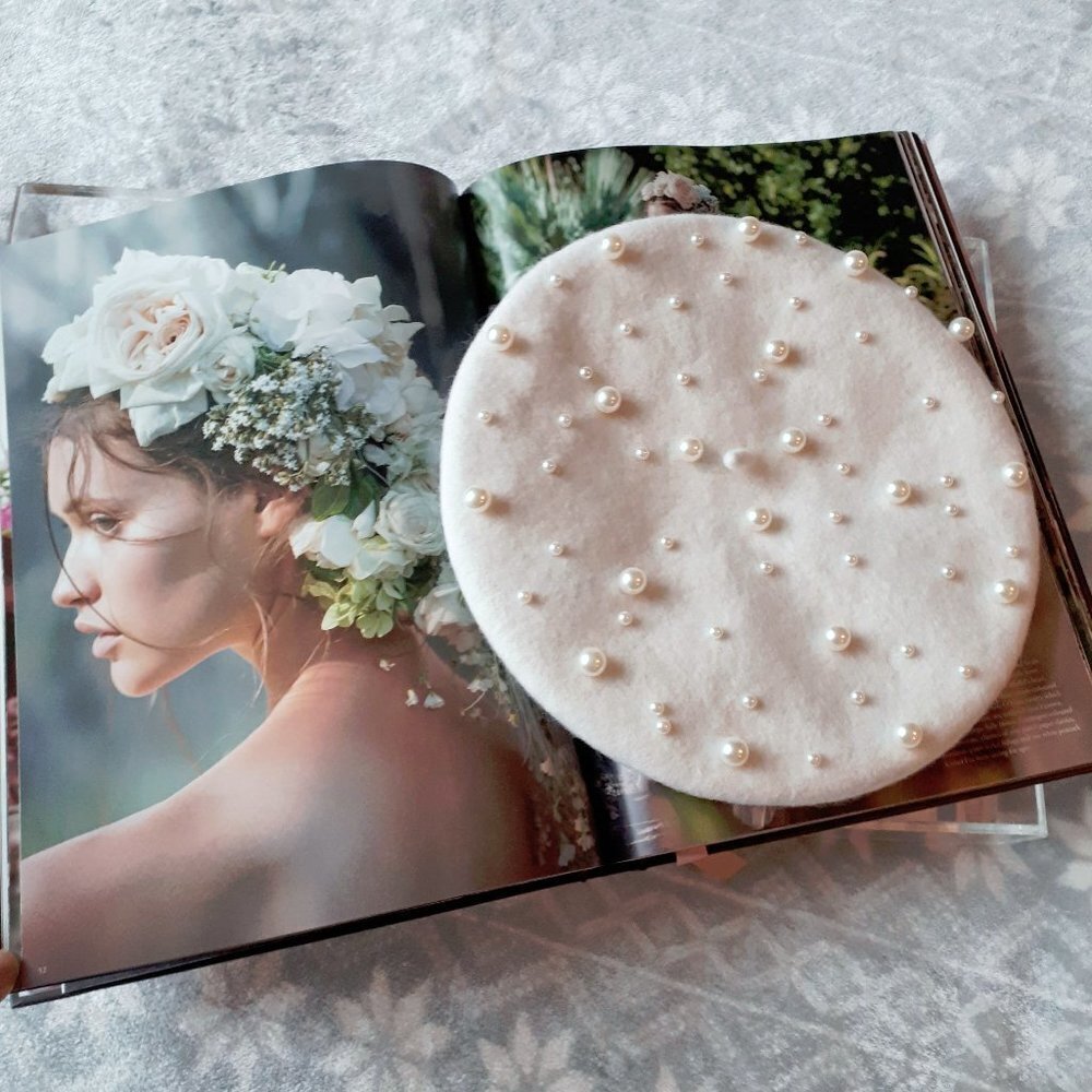 Minakolife wool beige beret w/ pearl embellishment